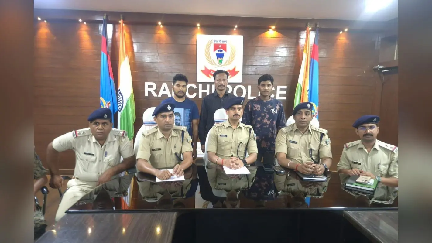 झारखंड में बड़ी सफलता: 5 लाख के इनामी और ‘झांगुर ग्रुप’ का सरगना रामदेव उरांव ने दो साथियों संग किया सरेंडर
