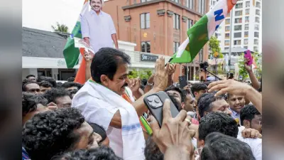 केरल में CM की रेस सड़क से सोशल मीडिया तक गरमाई, वेणुगोपाल के बैनर पर डाला गया ग्रीस ऑयल
