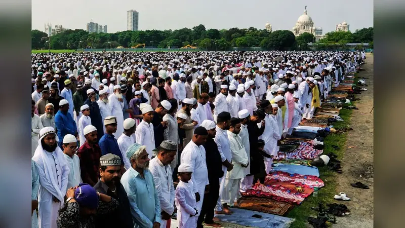 कोलकाता में रेड रोड की जगह ब्रिगेड में हुई नमाज, सड़कों पर इबादत पर पाबंदी के बीच भाईचारे की नयी मिसाल