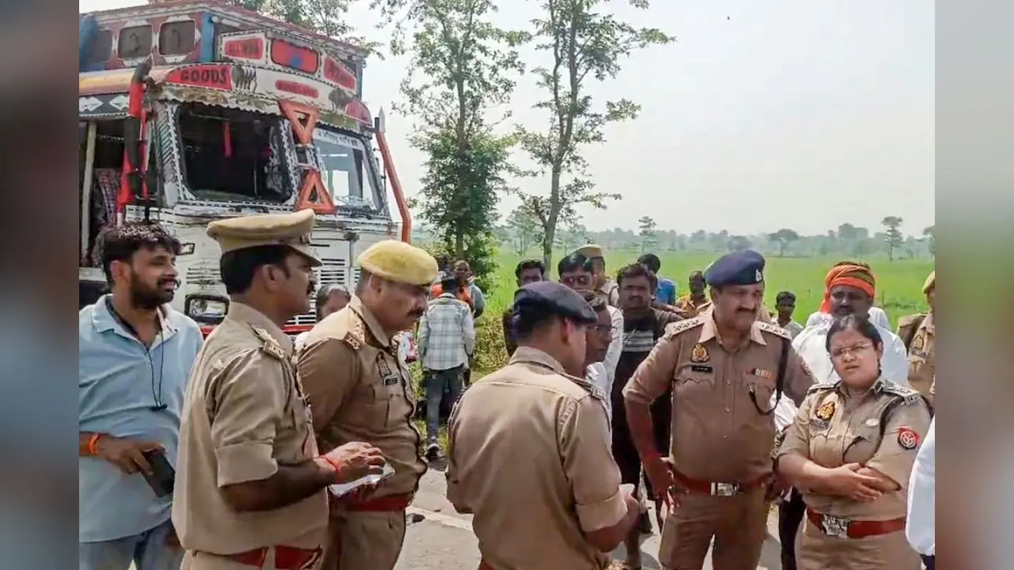 लखीमपुर खीरी में वैन और ट्रक के बीच भीषण टक्कर, 10 की मौत, पीएम और सीएम योगी ने मुआवजे की घोषणा की