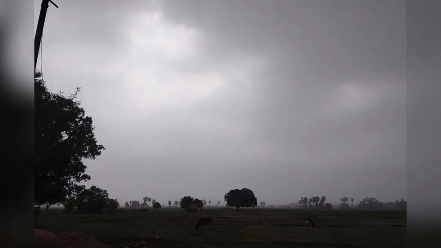 लखीसराय में आंधी-बारिश से बदला मौसम, लोगों को भीषण गर्मी और लू से मिली राहत