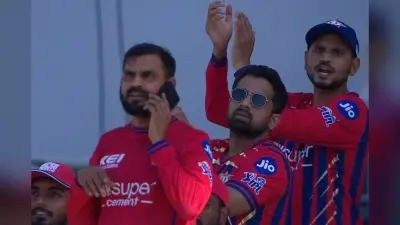 BCCI नियमों की उड़ी धज्जियां? LSG डगआउट में मोबाइल इस्तेमाल करता दिखा ये शख्स