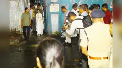 भवानीपुर में स्ट्रांग रूम में आधी रात तक डटी रहीं ममता बनर्जी, बोलीं- जनता का वोट लूटा तो खैर नहीं, सुरक्षा बल अलर्ट