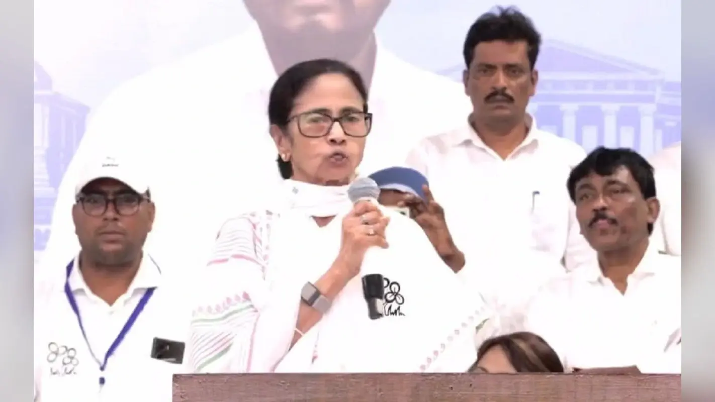 ऑपरेशन बुलडोजर पर भड़की ममता बनर्जी, बोलीं- डरा कर नहीं किया जा सकता बंगाल पर राज