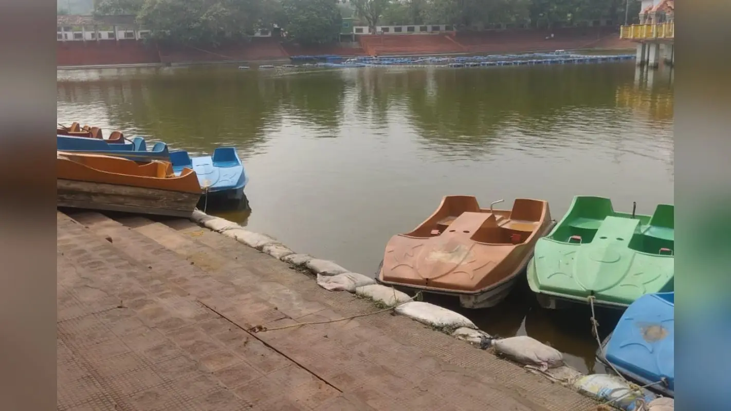 गर्मी ने छीनी मंदार पर्वत की रौनक,सैलानियों की कमी से रोपवे और नौका विहार पर भारी संकट