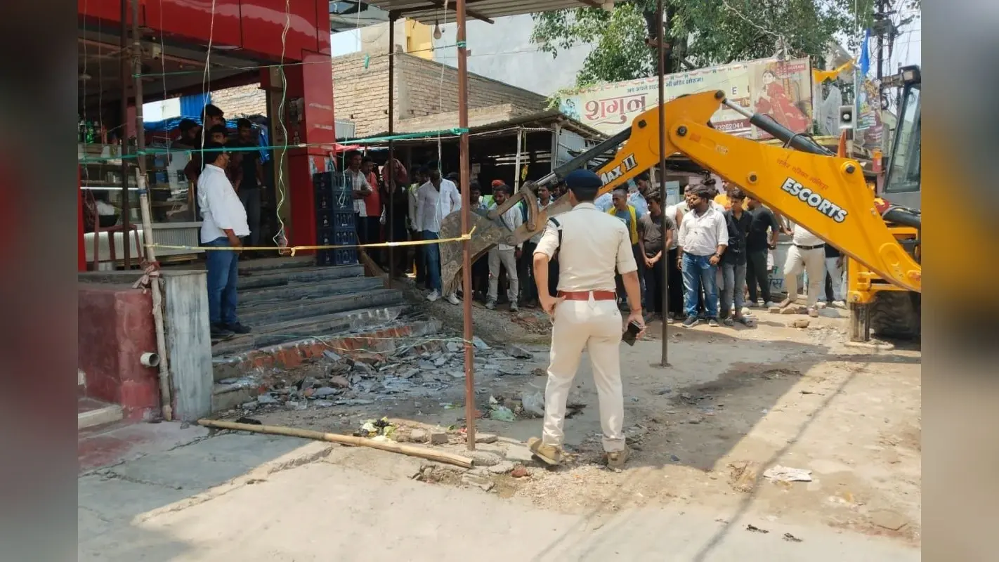 Muzaffarpur: मोतीपुर बाजार में प्रशासन की बड़ी कार्रवाई, सड़क किनारे हटाया अतिक्रमण