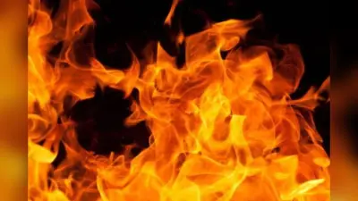 पलामू : खड़े कंटेनर में लगी आग, स्थानीय लोगों की तत्परता से टला बड़ा हादसा