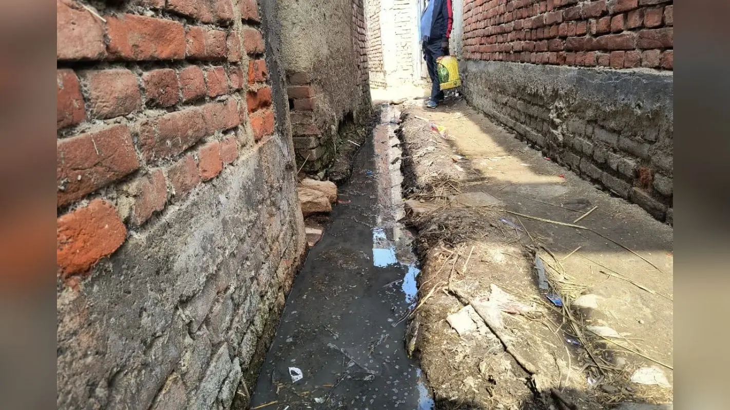 रोहतास में विकास की खुली पोल, बदहाल गलियों से बढ़ी परेशानी; गंदगी और कीचड़ से जूझ रहे ग्रामीण