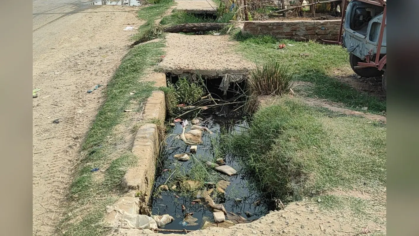 मौत को दावत देता टूटा स्लैब, चेनारी-कुदरा स्टेट हाईवे किनारे खुला पड़ा है खतरनाक नाला