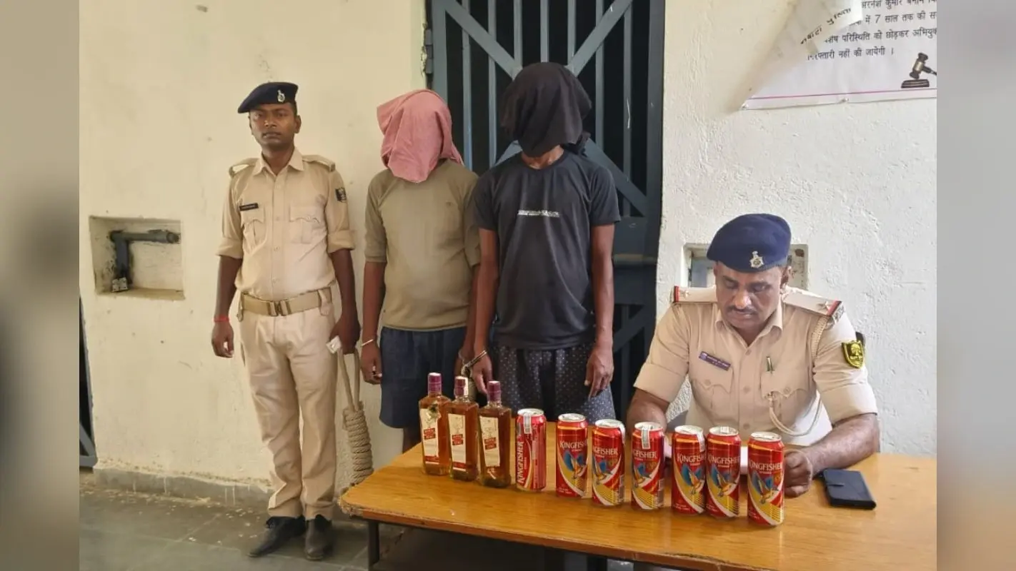 नवादा अकबरपुर में होटल में चल रहा था शराब का धंधा, दो गिरफ्तार