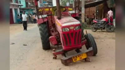 नवादा सिरदला में भीषण सड़क हादसा, बालू लदे ट्रैक्टर ने बाइक को मारी टक्कर, महिला समेत तीन घायल