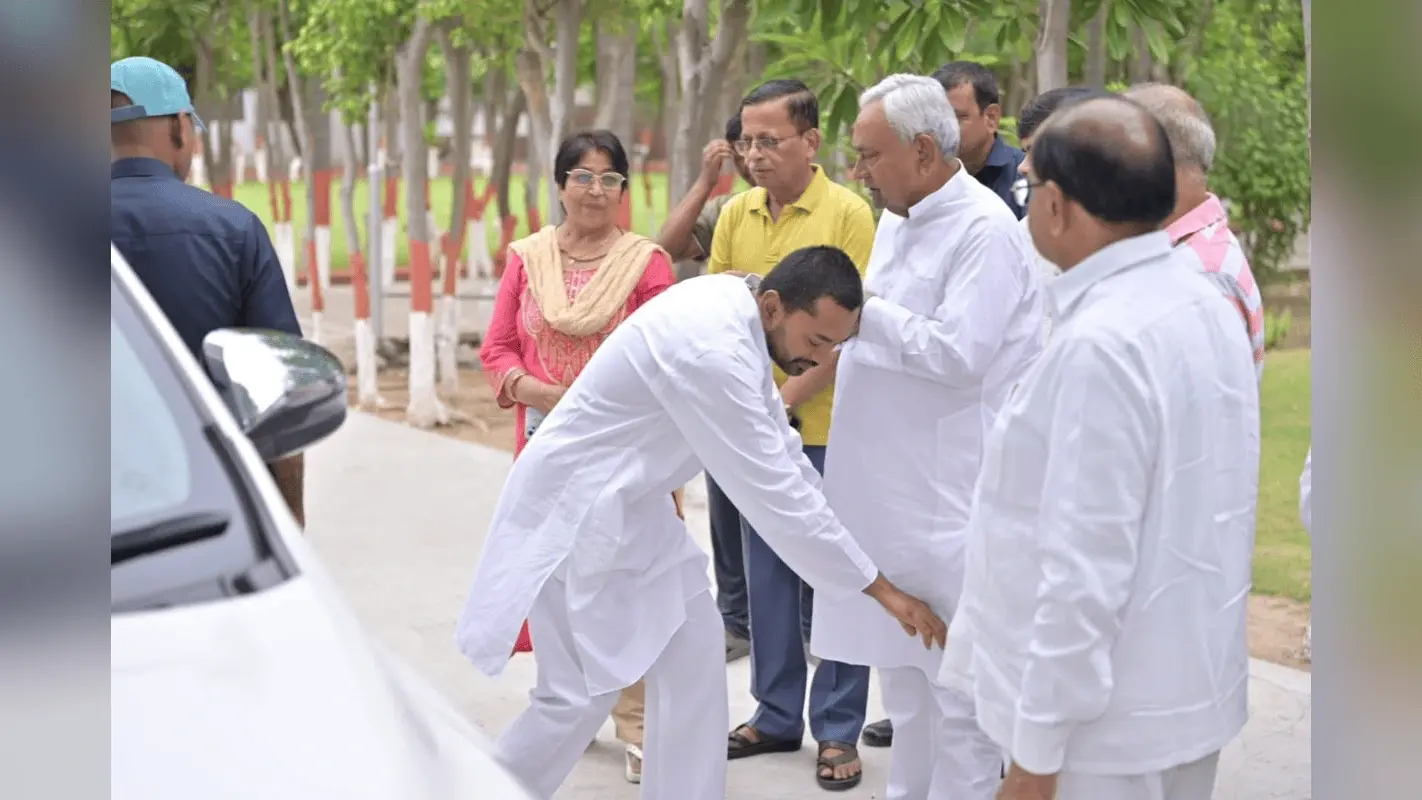 पिता से आशीर्वाद लेकर यात्रा पर निकले निशांत कुमार, बोले- मेरी पहली राजनीतिक यात्रा है
