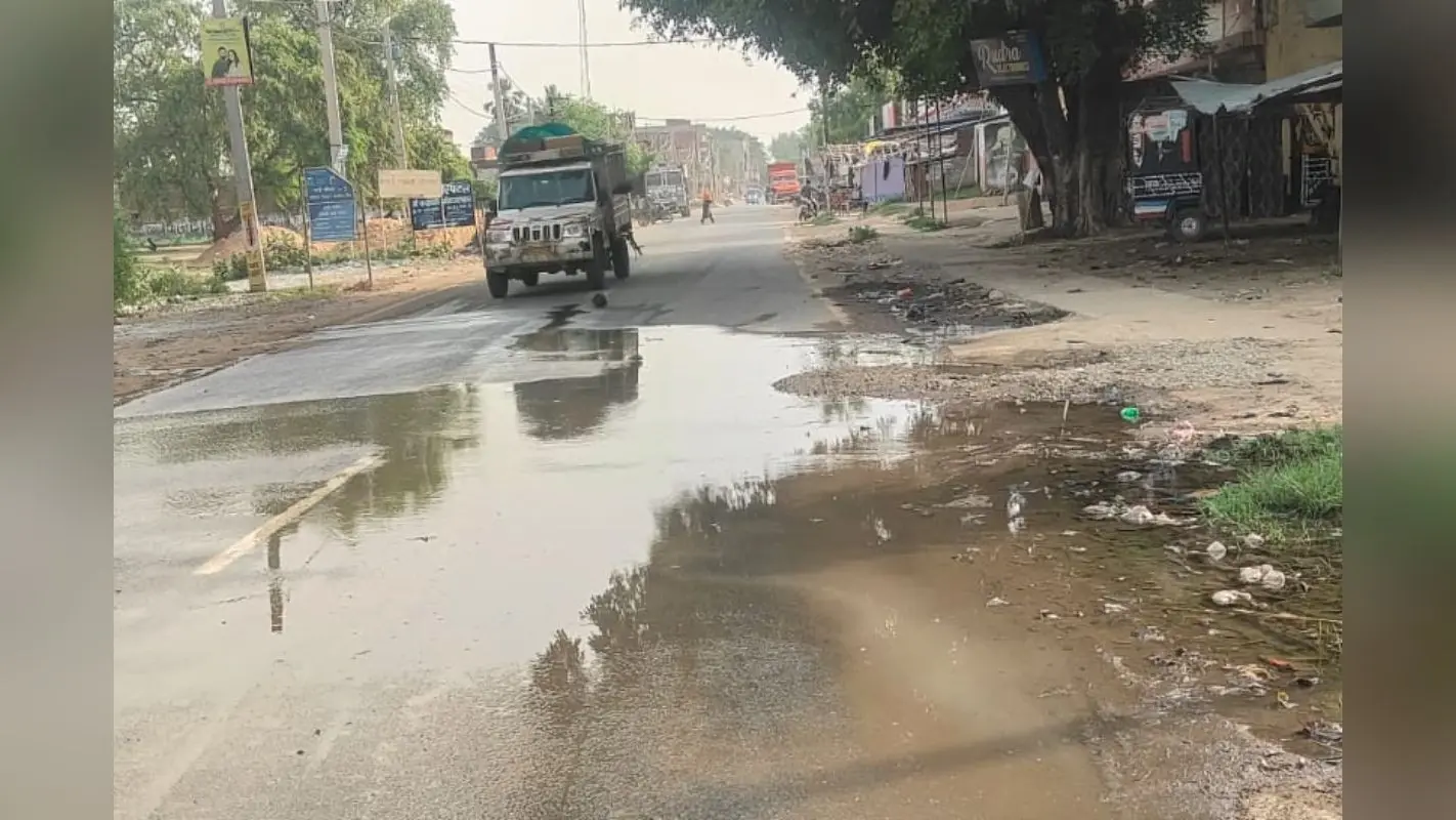 रोहतास नगर पंचायत में जलजमाव से बढ़ा हादसे का खतरा, फंड के अभाव में अधूरा पड़ा नाला निर्माण