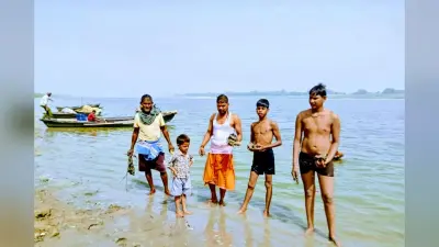 बक्सर में गंगा स्वच्छता अभियान तेज, घाट पर चला विशेष सफाई कार्यक्रम; युवाओं ने दिखाई भागीदारी