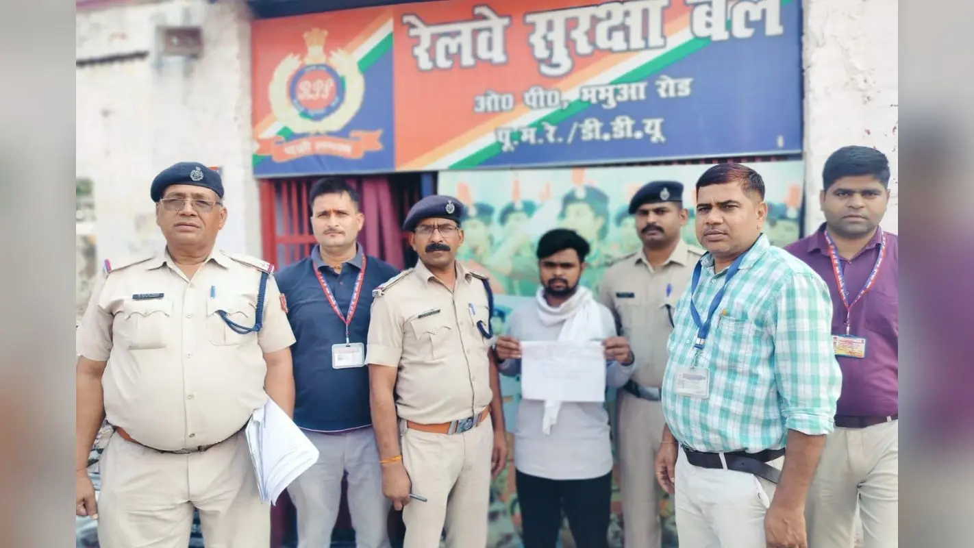 RPF-CIB की बड़ी कार्रवाई: भभुआ में अवैध रेलवे टिकट का भंडाफोड़, छापेमारी में युवक गिरफ्तार