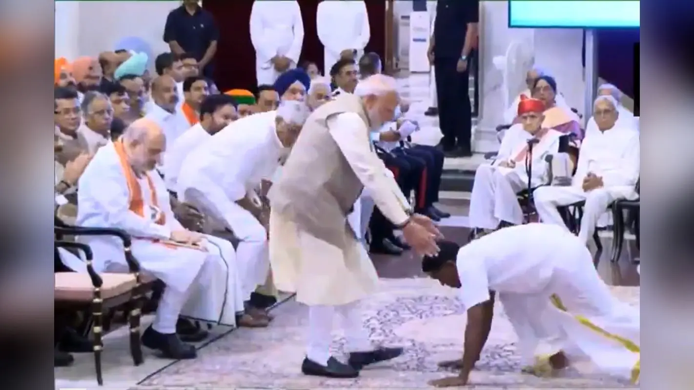 पद्म पुरस्कार 2026: पद्म श्री लेने पहुंचे मार्शल आर्ट विशेषज्ञ, पीएम मोदी को किया साष्टांग दंडवत