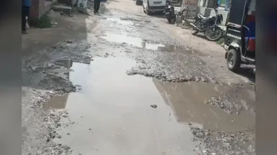 सीतामढ़ी: पुपरी की लाइफलाइन सड़क जर्जर, राहगीरों का चलना हुआ मुश्किल