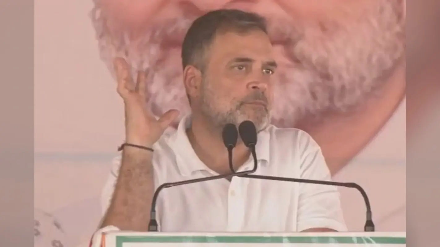 आर्थिक तूफान सिर पर है और हमारे पीएम मोदी इटली में टॉफी बांट रहे हैं, यह नेतृत्व नहीं नौटंकी है