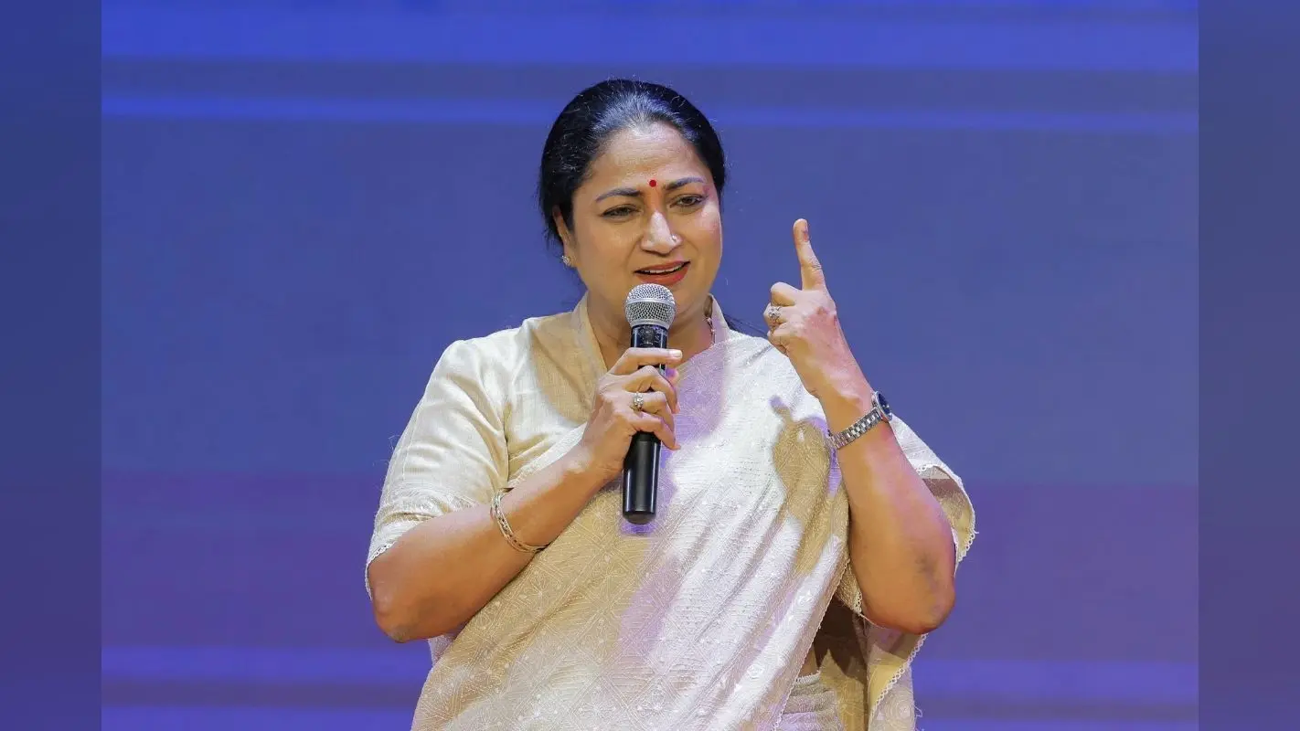 फिजुलखर्ची पर रोकः दिल्ली की मुख्यमंत्री ने कम किया काफिला, बाइक से विधान भवन पहुंचे सीएम देवेंद्र फडणवीस