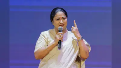 फिजुलखर्ची पर रोकः दिल्ली की मुख्यमंत्री ने कम किया काफिला, बाइक से विधान भवन पहुंचे सीएम देवेंद्र फडणवीस