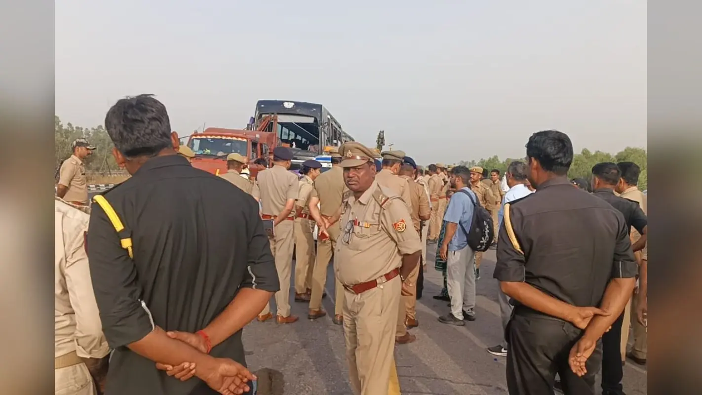 यूपी में लखनऊ-आगरा एक्सप्रेसवे पर पलटी डबल डेकर AC बस, बिहार के दारोगा-कैदी समेत 6 की मौत