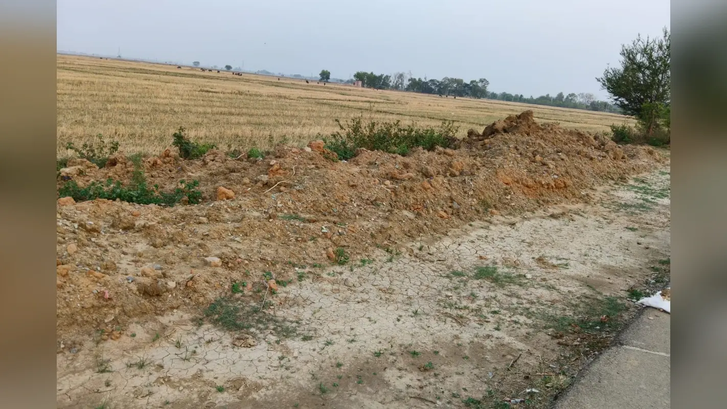 मुख्यमंत्री ग्रामीण पथ योजना पर सवाल, भोजपुर में बनने के एक सप्ताह में ही उखड़ी सड़क; ग्रामीणों ने जताया विरोध