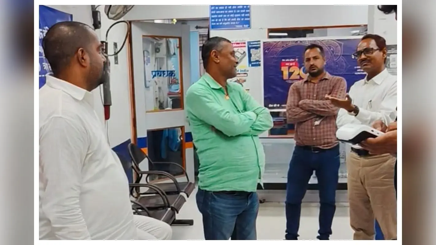 समस्तीपुर: बैंक में शराब पार्टी करते असिस्टेंट मैनेजर समेत तीन कर्मी गिरफ्तार