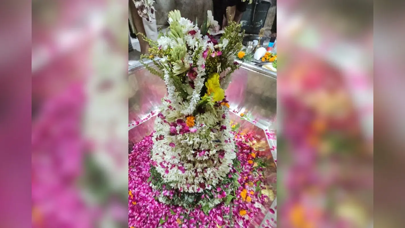 Muzaffarpur News: शंख और घंटों की गूंज से शिवमय हुआ बाबा गरीबनाथ मंदिर, मंगला आरती में उमड़े श्रद्धालु