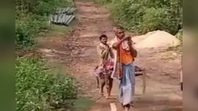 आजादी के दशकों बाद भी ‘खटिया’ ही एंबुलेंस: झारखंड के सरायकेला में सड़क के अभाव में बीमार को 2 KM ढोया