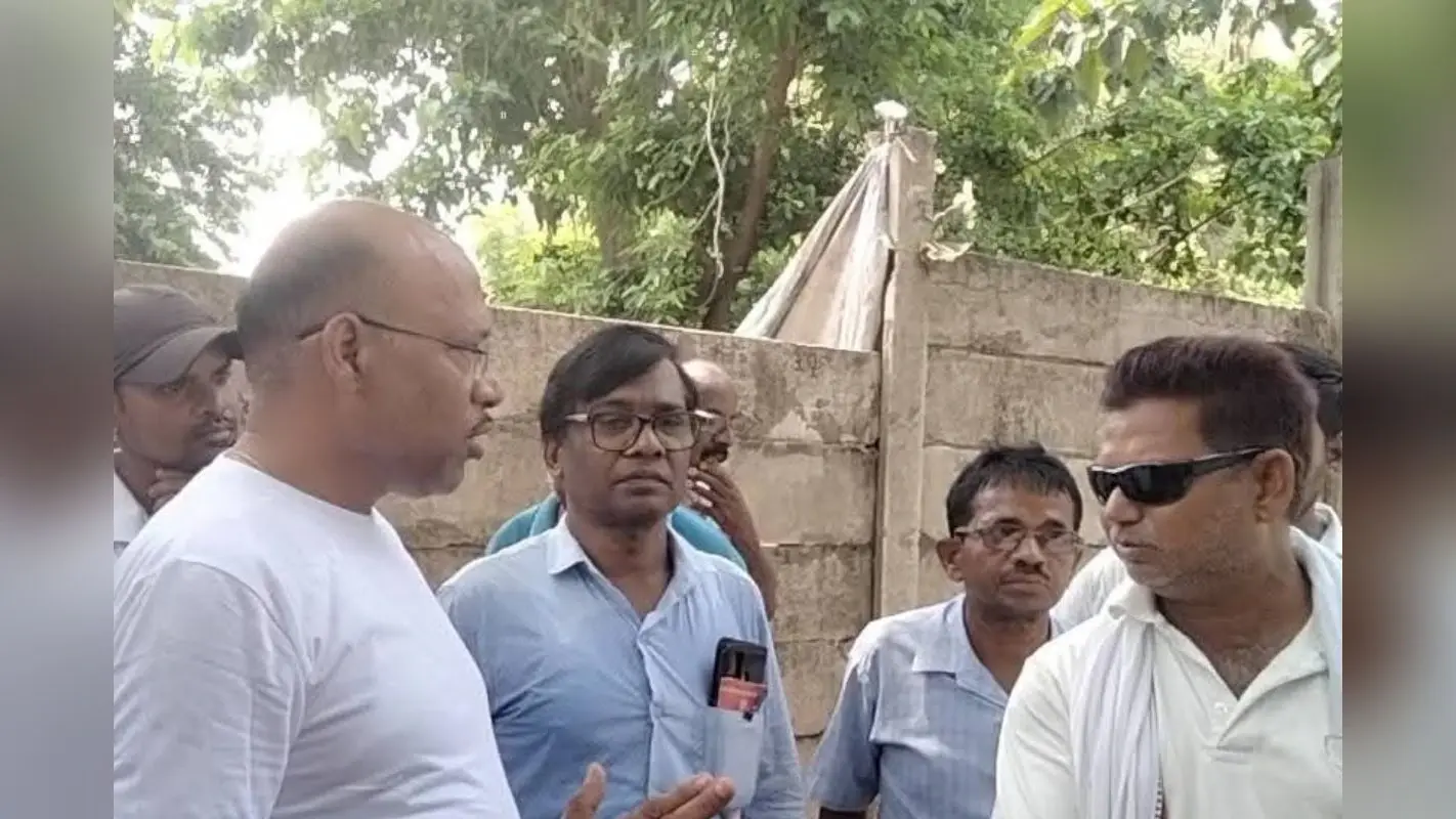 सरायकेला गैस गोदाम में घंटों लाइन में खड़े रहे लोग, मौके पर पहुंचे नगर पंचायत अध्यक्ष