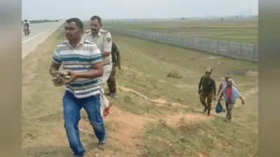 मुंगेर की सड़क पर बिखरी शराब , पुलिस के पहुंचने से पहले जो हुआ , उसने सबको किया हैरान