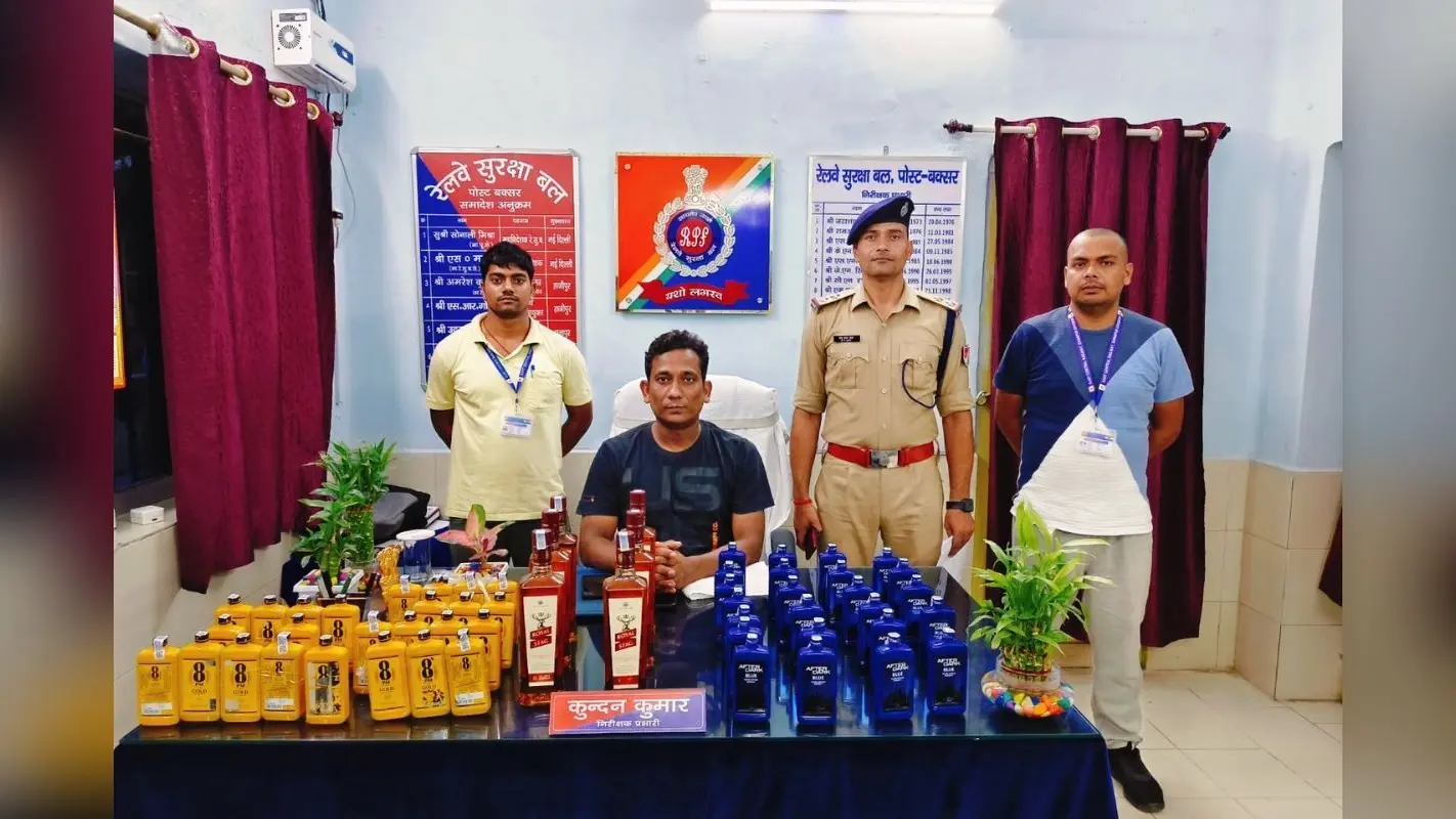 बक्सर स्टेशन पर आरपीएफ बड़ी कार्रवाई, सिकंदराबाद एक्सप्रेस से अंग्रेजी शराब जब्त, यात्रियों में मचा हड़कंप