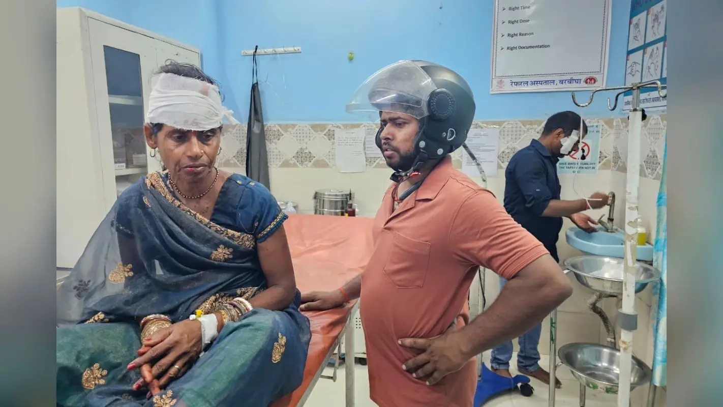 Sheikhpura News : बाइक और टेंपो में टक्कर तीन घायल एक रेफर