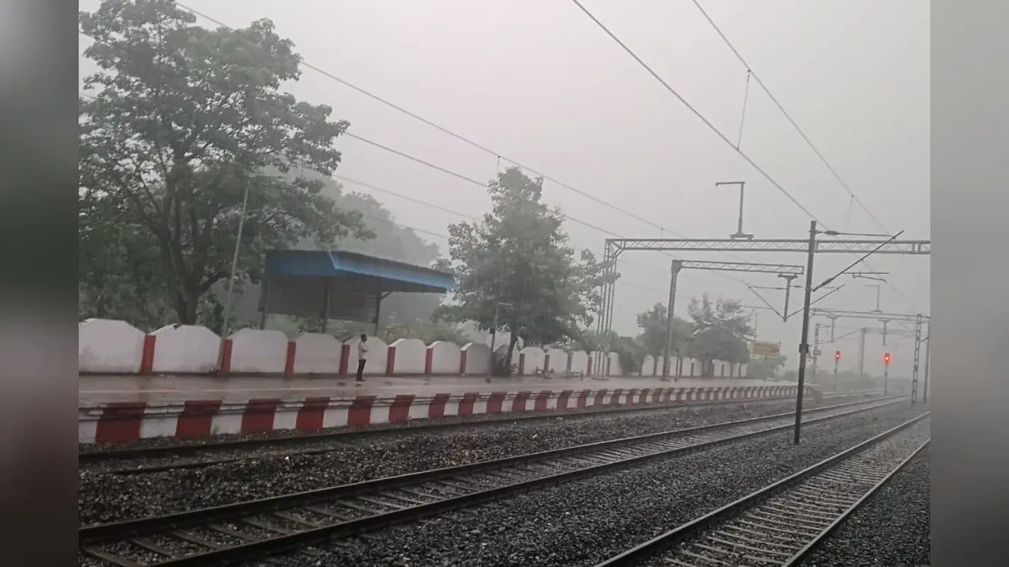 सीवान में सुबह सुबह बदला मौसम का मिजाज, तेज आंधी के साथ शुरु हुई झमाझम बारिश