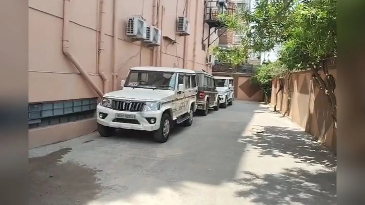 SVU ने रिशु श्री के ठिकाने पर मारा छापा, डिजिटल रिकॉर्ड्स खंगाल रही टीम, सरकारी टेंडर में घोटाले का आरोप