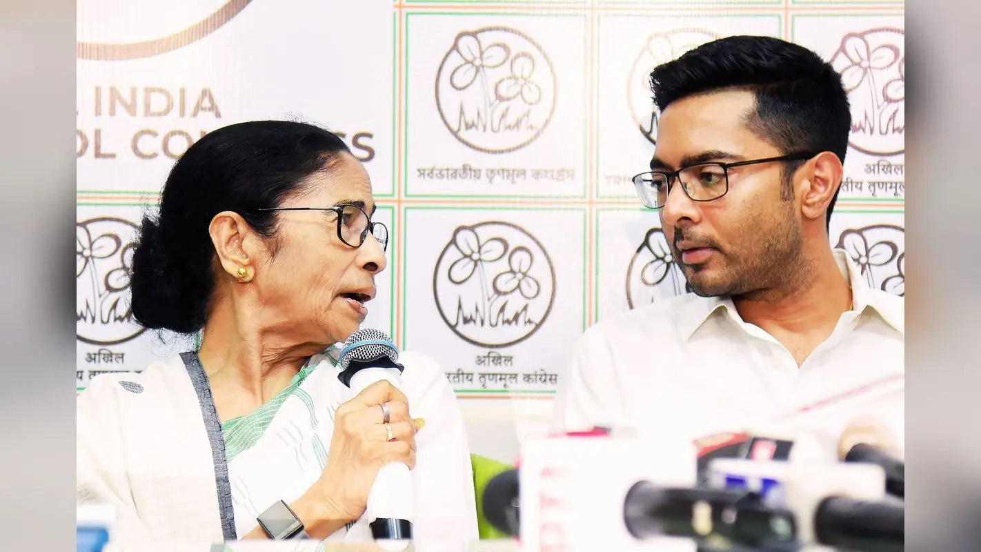 टीएमसी नेता अभिषेक बनर्जी पर सवाल उठाने वाले 5 प्रवक्ता को नोटिस, रिजु दत्ता समेत इन दिग्गजों पर गिरेगी गाज?