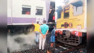 बनगांव-सियालदह रूट पर लोकल ट्रेन में आग से यात्रियों में हड़कंप, ट्रेन सेवा बाधित