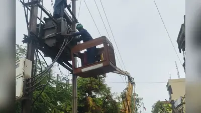 बक्सर में तेज आंधी-पानी से ट्रांसफार्मर फटा, बिजली-पानी ठप, लोग परेशान