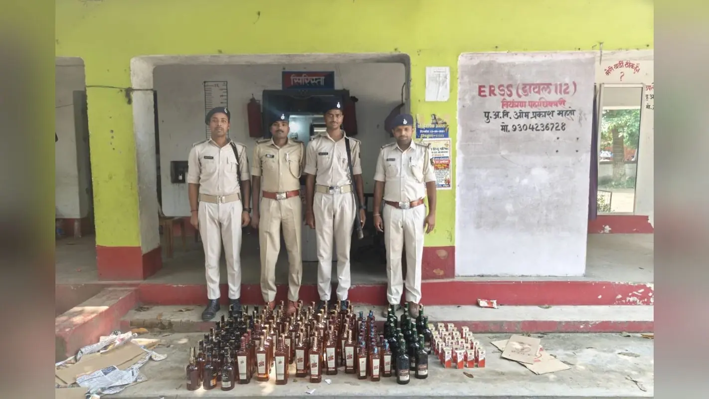 पति की दीर्घायु के लिए सुहागिन महिलाओं ने रखा वट सावित्री व्रत, वट वृक्षों के पास सुबह से उमड़ी भीड़