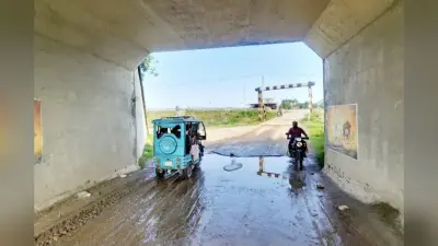पौआखाली में रेलवे अंडरपास बना ‘मुसीबत का टापू’, जलजमाव से राहगीर परेशान; कीचड़ से गंदे हो रहे कपड़े