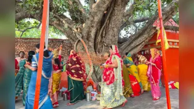 पति की लंबी उम्र के लिए महिलाओं ने रखा निर्जला व्रत, वट वृक्ष के लिए फेरे, उमड़ा आस्था का सैलाब