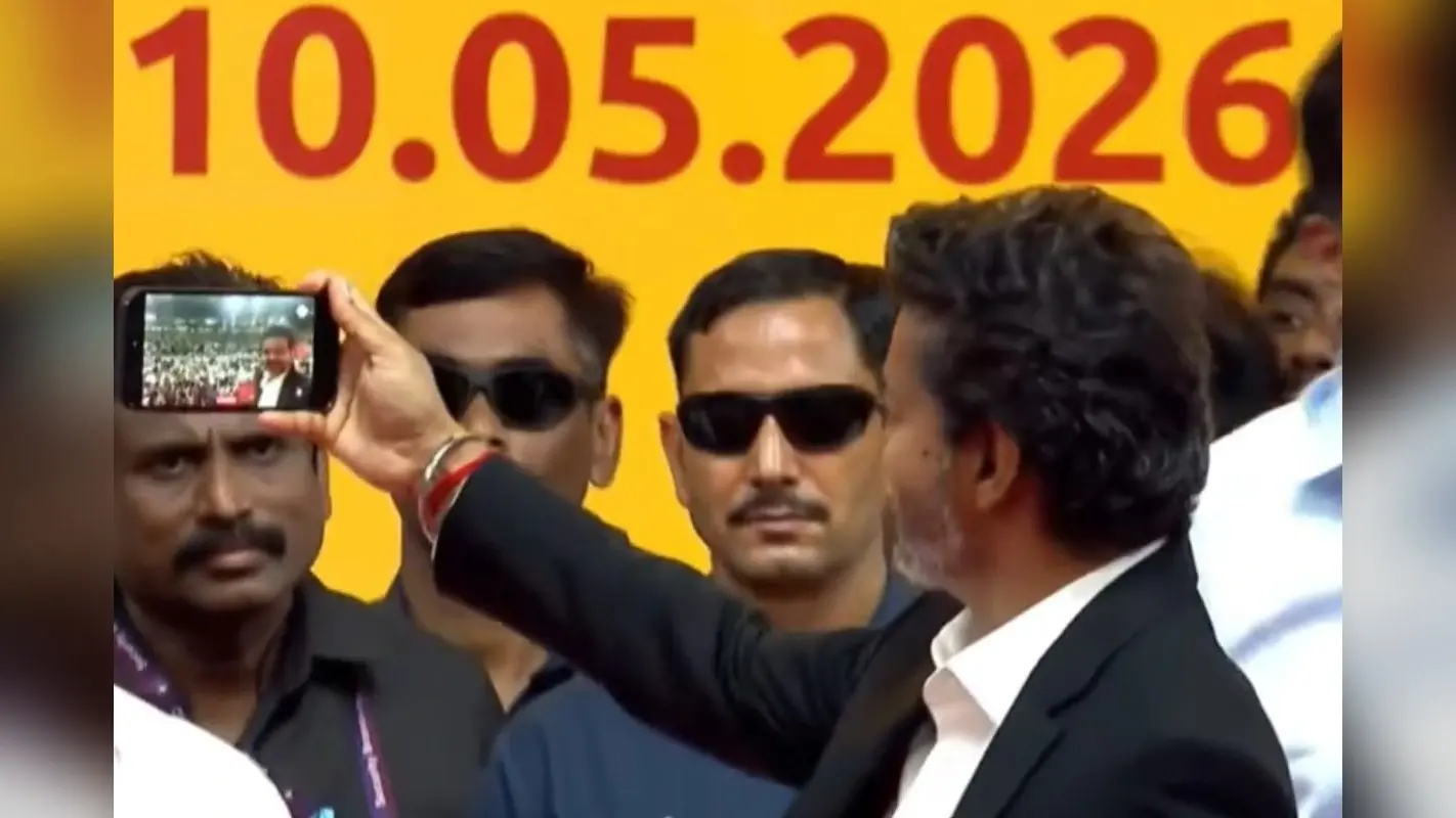 CM बनते ही Vijay ने निकाला लाखों का iPhone, शपथ के बाद मंच पर बनाया सेल्फी वीडियो