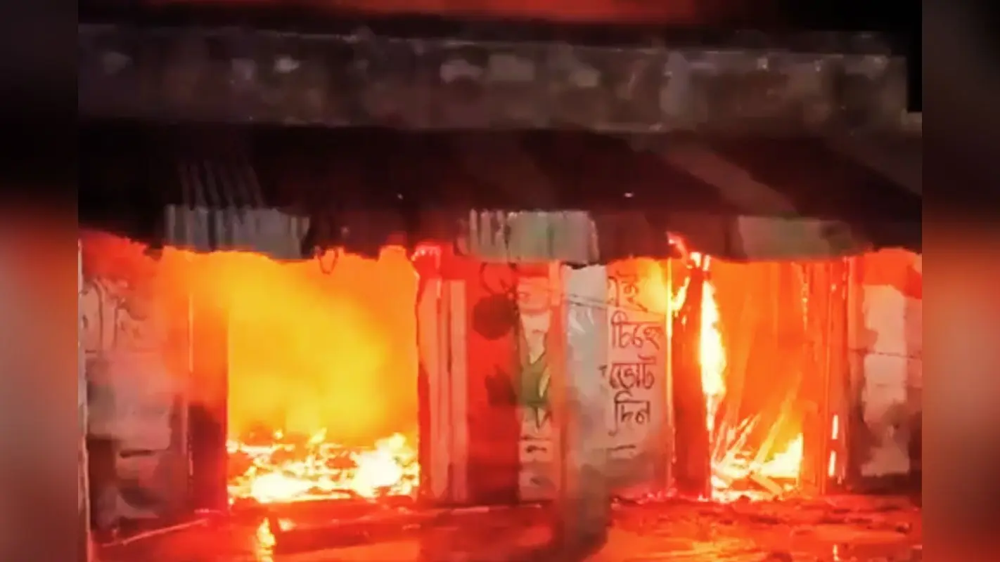बीरभूम में टीएमसी कार्यकर्ता की हत्या, कई जिलों में पार्टी दफ्तरों में आगजनी, एक्शन में आयोग