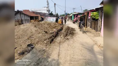 MADHEPURA: रहटा रेनगाह टोला में सड़क पर फैली गंदगी से लोगों में नाराजगी, मस्जिद आने-जाने में हो रही परेशानी