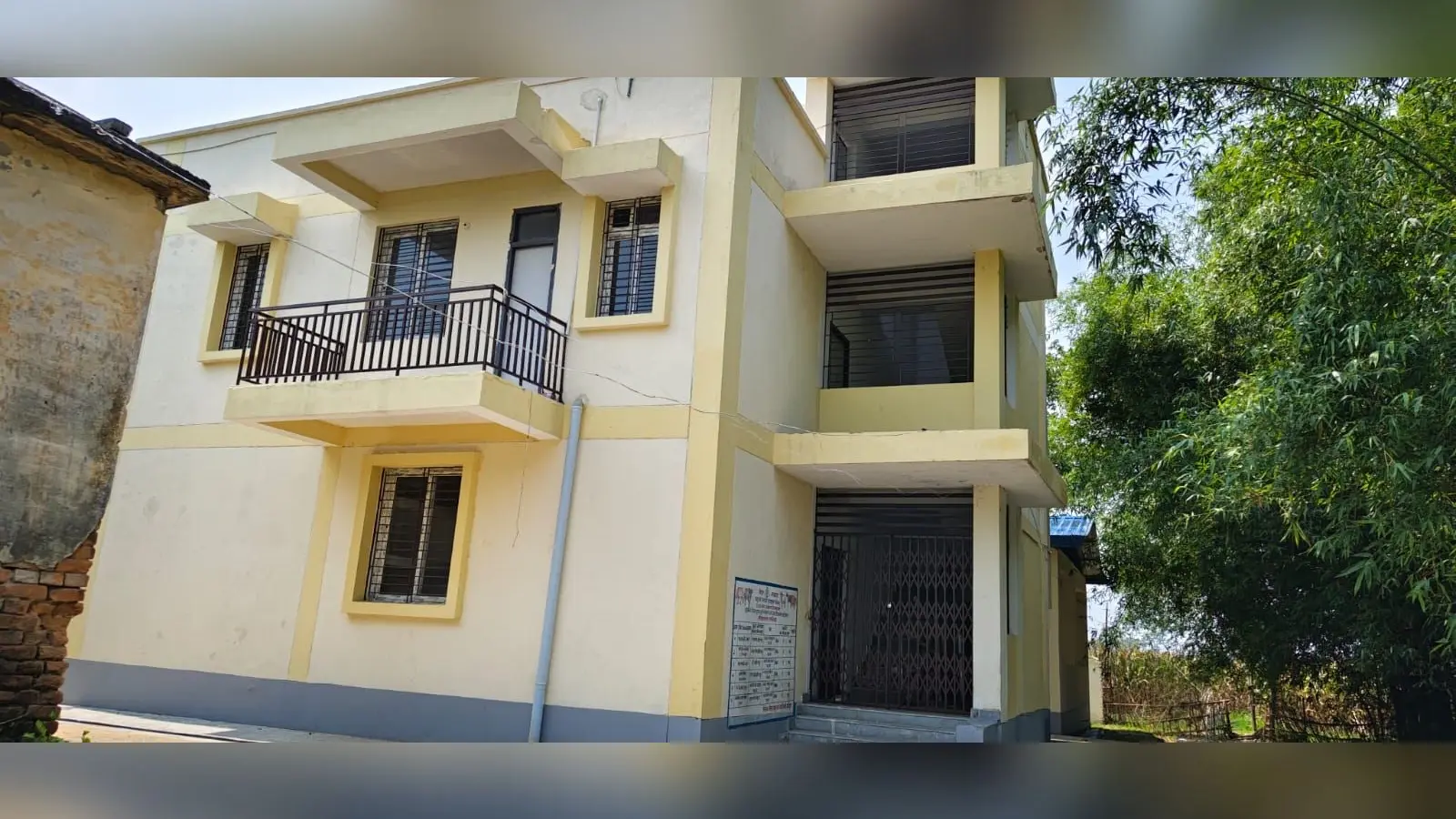 KATIHAR NEWS: मनसाही में करोड़ों का पशु अस्पताल तैयार, हैंडओवर के अभाव में जर्जर भवन में काम करने को मजबूर डॉक्टर