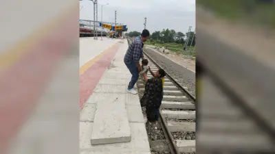 प्रभात इंपैक्ट: कुरेठा स्टेशन से हटाई गई बांस की सीढ़ी, अब स्थायी ओवरब्रिज सीढ़ी निर्माण की मांग तेज