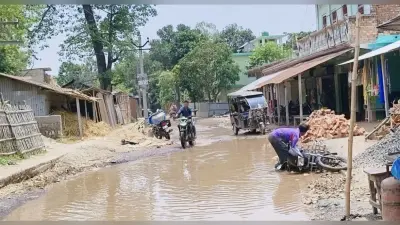 काजी टोला से मथुरापुर तक सड़क बनी जानलेवा: गड्ढों और जलजमाव में रोज हो रहे हादसे, ग्रामीणों में आक्रोश
