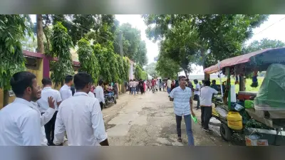 KATIHAR: परीक्षा व्यवस्था से नाराज अभिभावक, सड़क पर धूप और जाम में घंटों इंतजार को मजबूर
