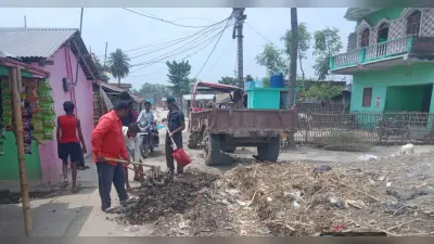 खबर का असर : प्रभात खबर में समाचार प्रकाशित होते ही हरकत में आया नगर परिषद, सड़क से हटाया गया कचरा