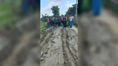 Katihar: मनरेगा सड़क निर्माण में अनियमितता का आरोप, 2 किमी सड़क बदहाल, ग्रामीणों में आक्रोश